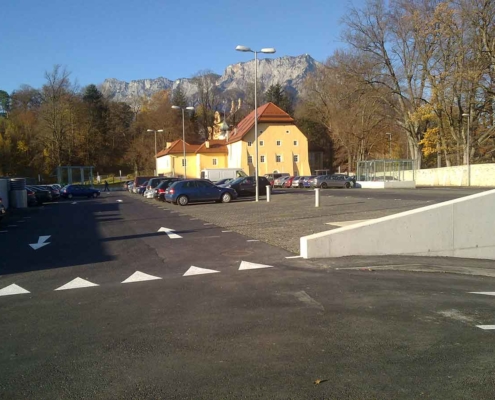 Urstein Parkplatz Bodengitter
